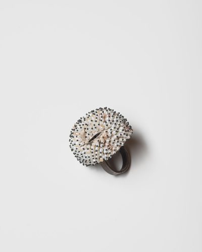 Sam Tho Duong, Look, 2019, ring; silver, freshwater pearls, nylon   €2000